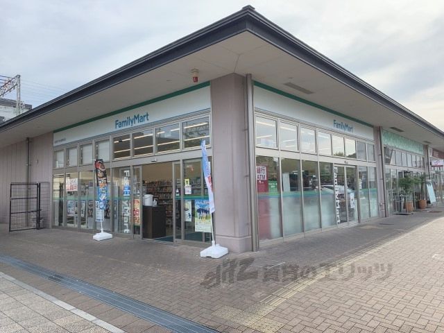 近くにファミリーマート 近鉄あやめ池駅前店まで1200メートルあり