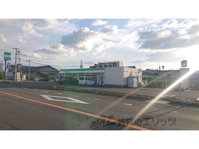 近くにファミリーマート 天理勾田町店まで270メートルあり