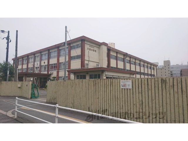 近くに大宮小学校まで1900メートルあり