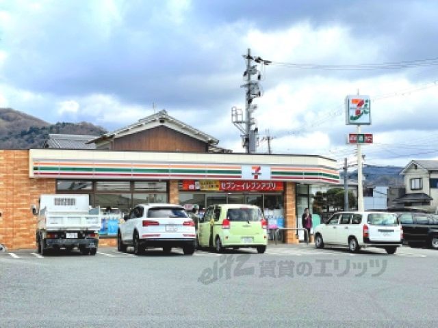 近くにセブンイレブン 奈良高畑町店まで600メートルあり