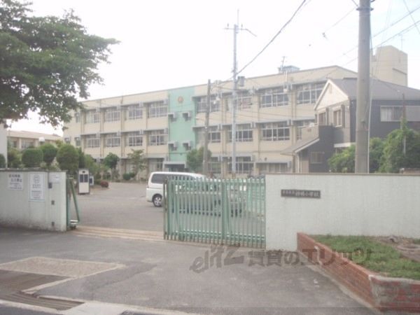 近くに神明小学校まで100メートルあり