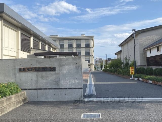近くに前栽小学校まで1700メートルあり