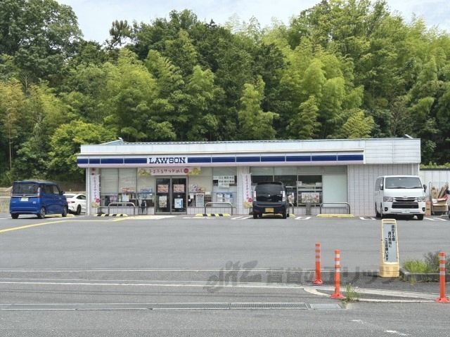 近くにローソン 橿原川西町店まで1100メートルあり
