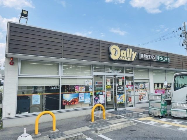 近くにデイリーヤマザキ　奈良ビバリーヒルズ店まで1400メートルあり