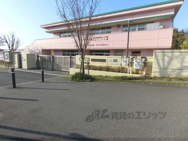近くに梅美台こども園まで700メートルあり