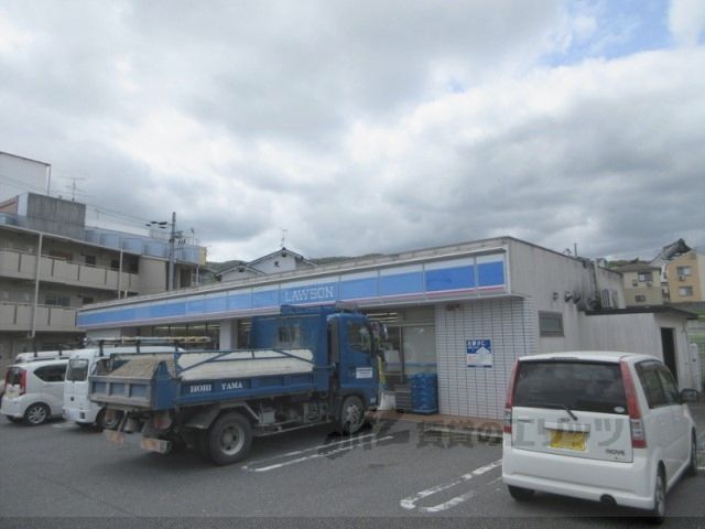 近くにローソン 生駒俵口町店まで1000メートルあり