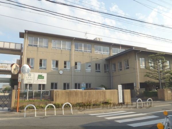 近くに富野小学校まで800メートルあり