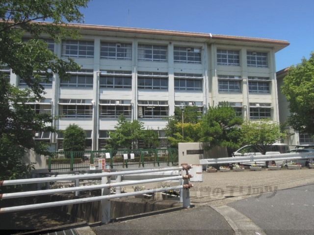 近くに奈良市立平城中学校まで1400メートルあり