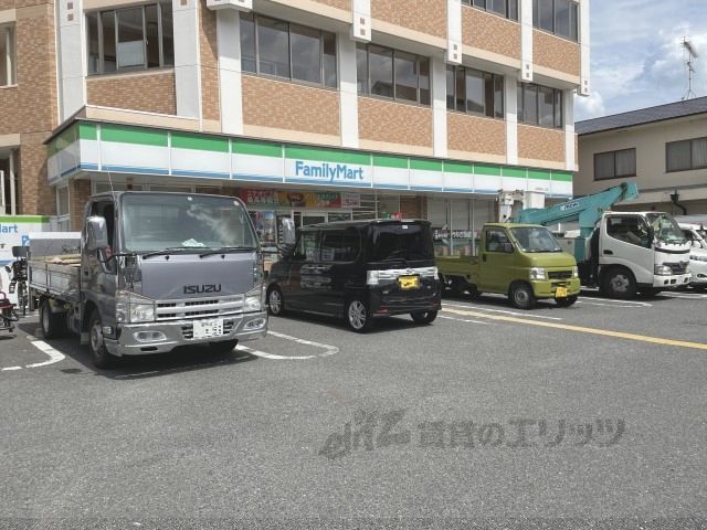 近くにファミリーマート 生駒東松ヶ丘店まで350メートルあり