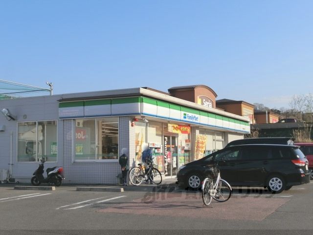 近くにファミリーマート 木津梅美台店まで500メートルあり
