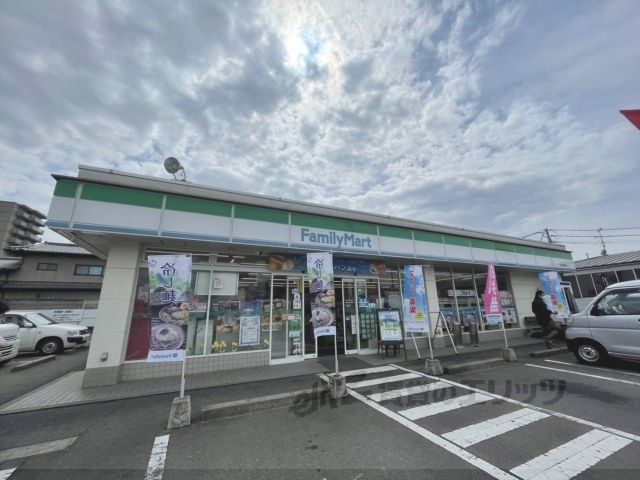 近くにファミリーマート 桜井薬師町店まで1300メートルあり