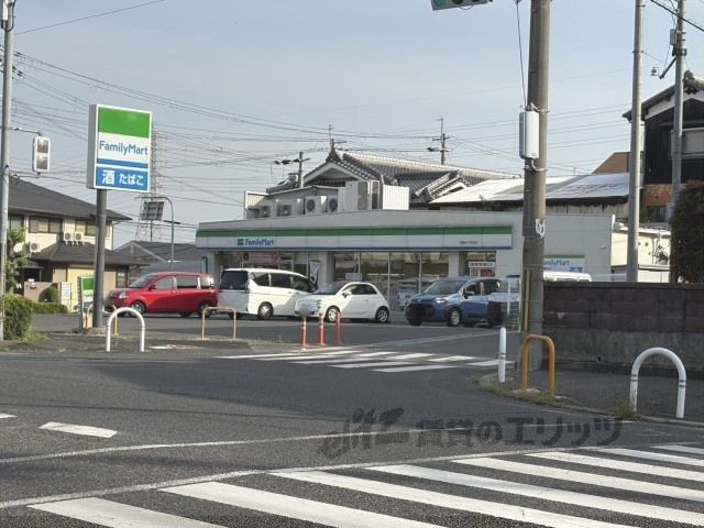 近くにファミリーマート 広陵みささぎ台店まで1300メートルあり