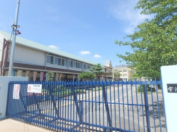 近くに西小倉中学校まで700メートルあり