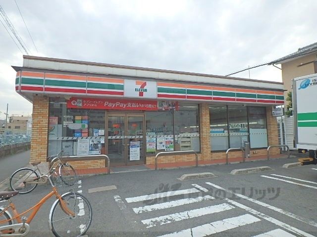 近くにセブンイレブン 宇治近鉄小倉駅西店まで450メートルあり