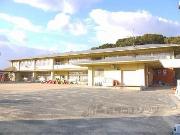 近くに木津幼稚園まで3000メートルあり