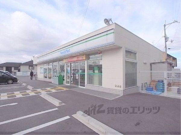 近くにファミリーマート 伊勢田北山店まで700メートルあり