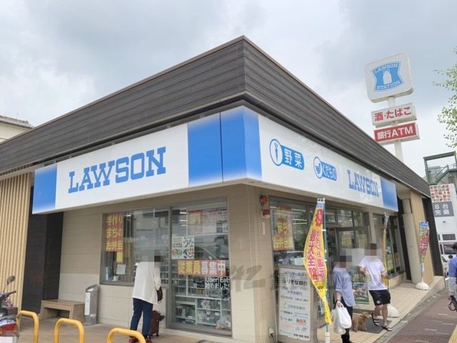 近くにローソン 奈良西城戸町店まで850メートルあり