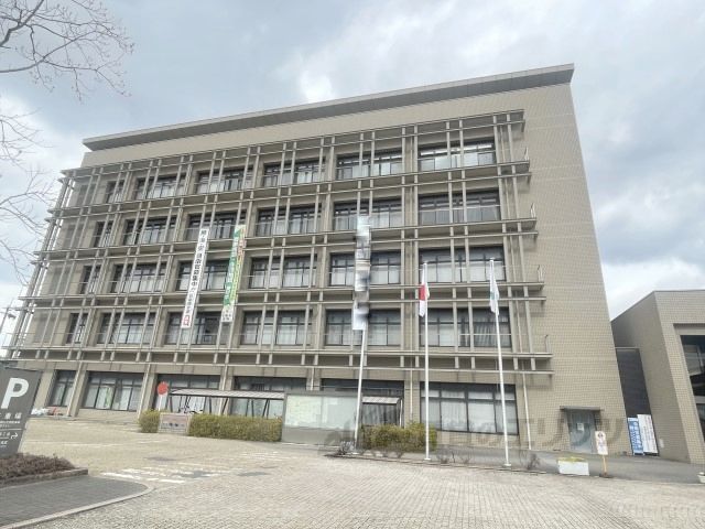 近くに精華町役場まで4000メートルあり