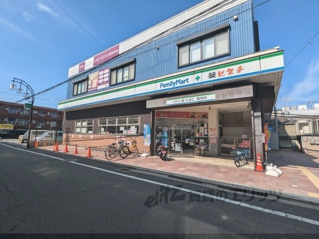 近くにファミリーマート 薬ヒグチ岩田南店まで1600メートルあり