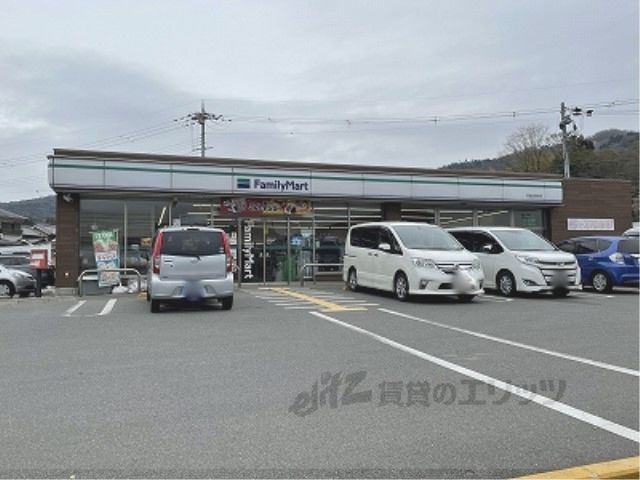 近くにファミリーマート　奈良白毫寺店まで800メートルあり