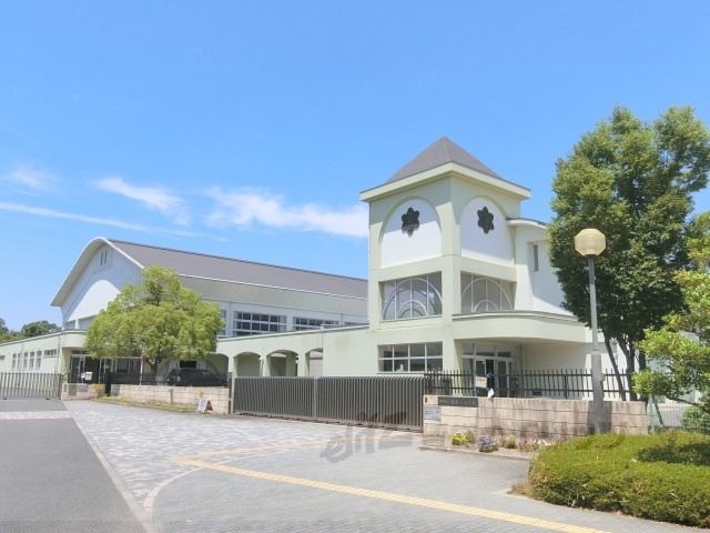 近くに精華台小学校まで850メートルあり