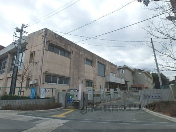 近くに田辺中学校まで2200メートルあり