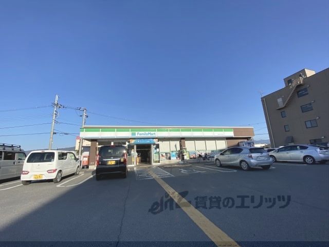 近くにファミリーマート 田原本千代店まで230メートルあり