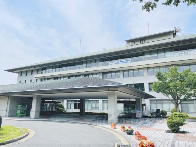 近くに京田辺市役所まで1400メートルあり