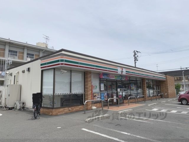 近くにセブン-イレブン 奈良法蓮町店まで300メートルあり