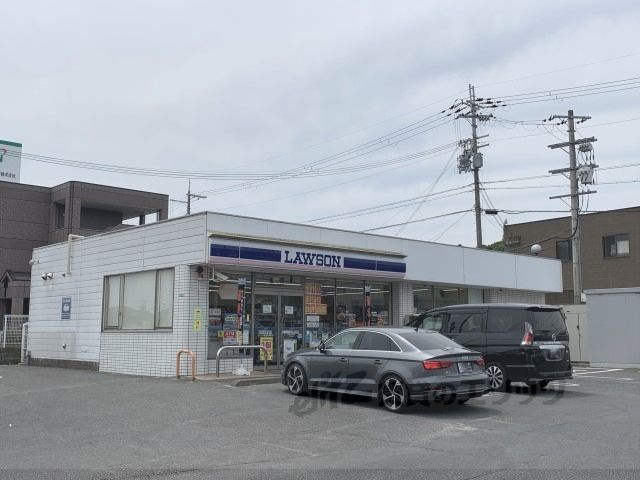 近くにローソン　奈良宝来町店まで750メートルあり