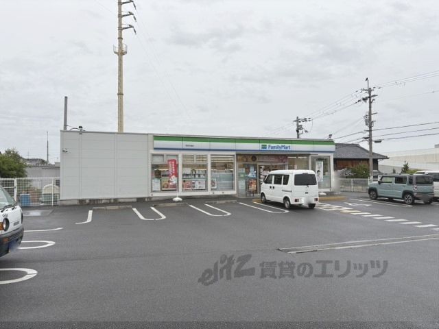 近くにファミリーマート 高田市場店まで600メートルあり