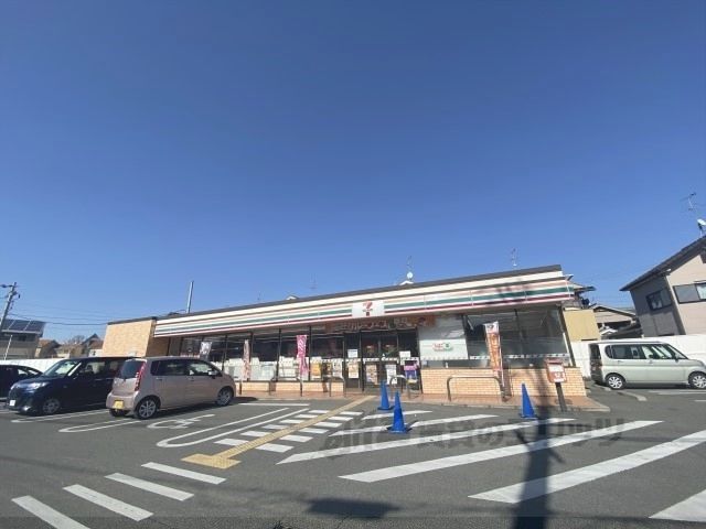 近くにセブンイレブン　大和高田上大谷店まで1200メートルあり