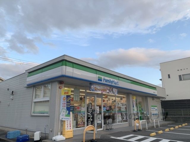近くにファミリーマート 精華光台店まで100メートルあり