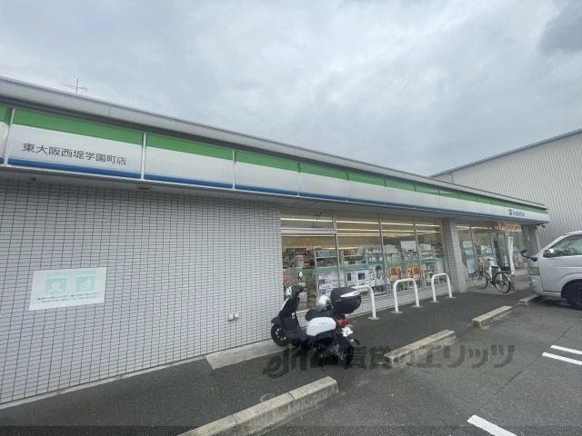近くにファミリーマート 東大阪西堤学園町店まで450メートルあり