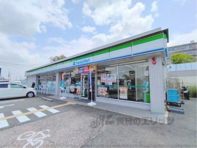 近くにファミリーマート 王寺本町1丁目店まで1800メートルあり