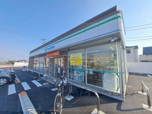 近くにファミリーマート 橿原曲川町店まで1300メートルあり