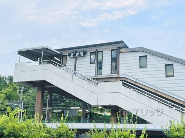 近くにJR平城山駅まで3500メートルあり