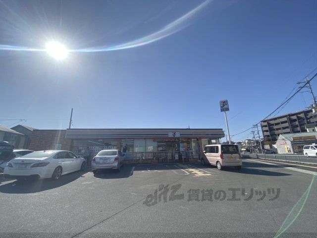 近くにセブンイレブン 香芝すみれ野1丁目店まで650メートルあり