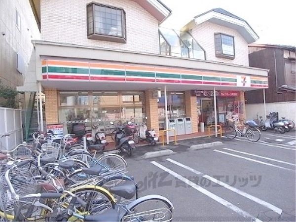 近くにセブンイレブン 宇治開町店まで500メートルあり