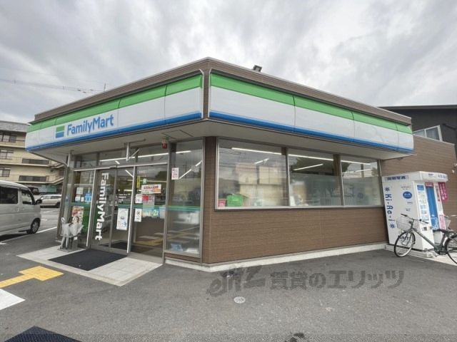 近くにファミリーマート 天理指柳町店まで500メートルあり