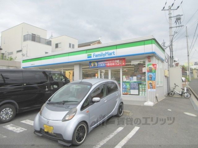 近くにファミリーマート　三郷勢野北店まで750メートルあり