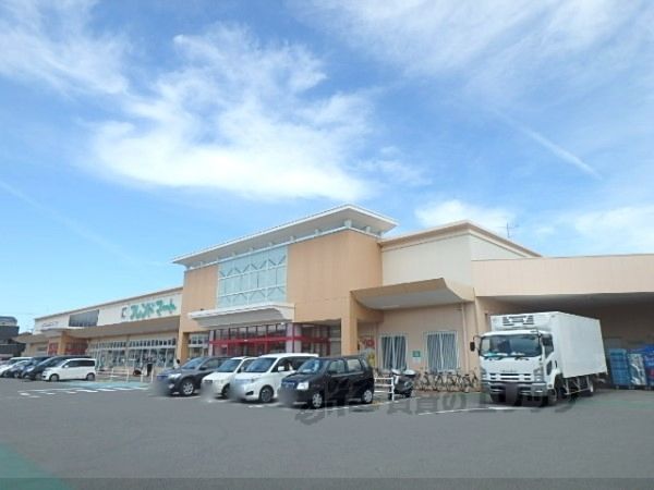 近くにフレンドマート伊勢田店まで200メートルあり