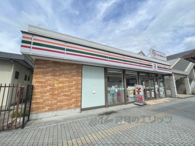 近くにセブンイレブンハートインJR桜井駅南口店まで150メートルあり