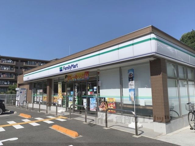 近くにファミリーマート　奈良鶴舞西店まで350メートルあり