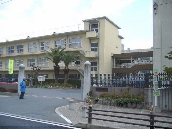 近くに木津小学校まで600メートルあり