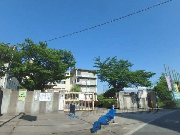 近くに槙島小学校まで100メートルあり