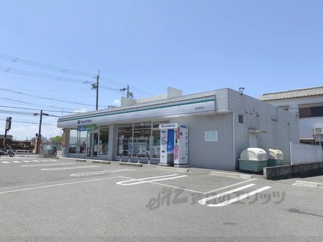 近くにファミリーマート 南京終町店まで350メートルあり