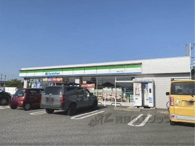 近くにファミリーマート　磯城三宅店まで450メートルあり