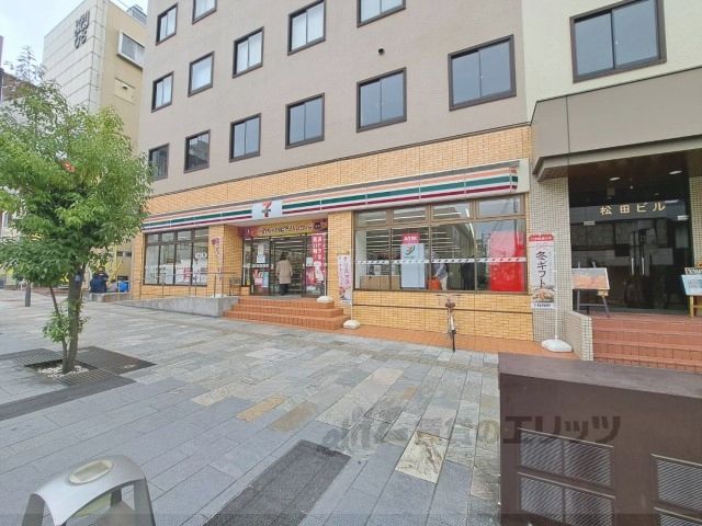 近くにセブンイレブン　奈良三条町店まで260メートルあり