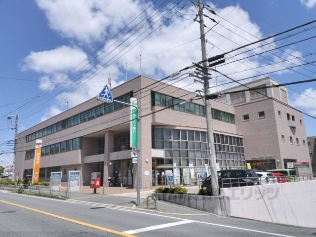 近くに生駒郵便局まで1400メートルあり